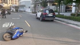 林男騎乘機車被撞倒。（圖／翻攝畫面）