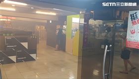 網咖布滿濃煙，但仍有客人在點餐。（圖／翻攝畫面）