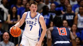 來自杜克大學的好手克努佩爾（Kon Knueppel）也在首輪第4順位被夏洛特黃蜂選中。（圖／翻攝自X）