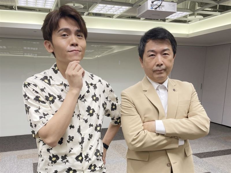 黃豪平（左）專訪刑事局科長林書立。（圖／《社會NOW什麼》提供）