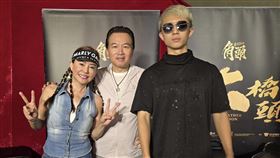 狄鶯（左起）、孫鵬、孫安佐一家三口面臨許多酸言酸語。（圖／翻攝自狄鶯臉書）