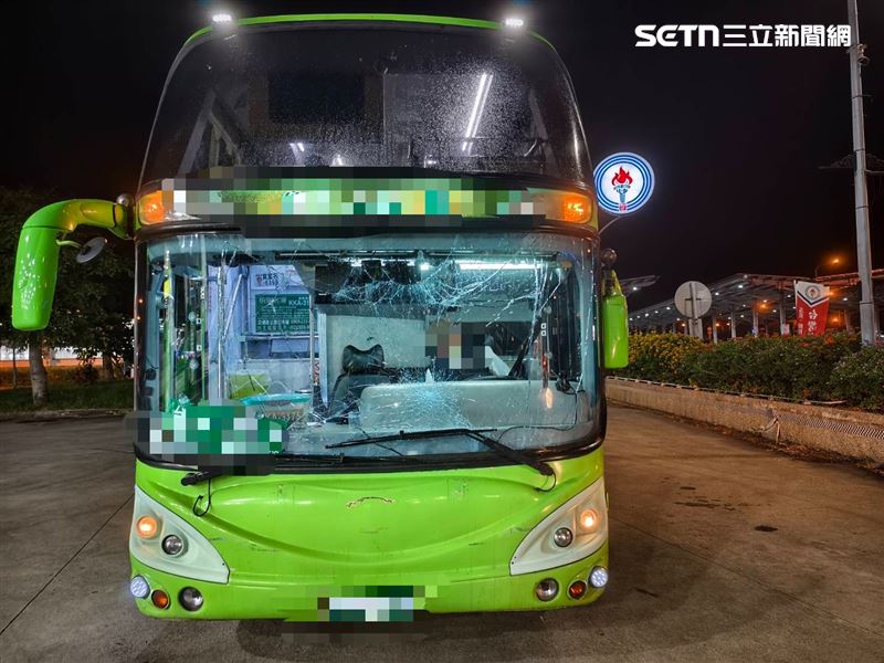 統聯國道撞貨車,車頭整片玻璃全毀,經了解是駕駛精神不濟所造成。(圖/翻攝畫面)