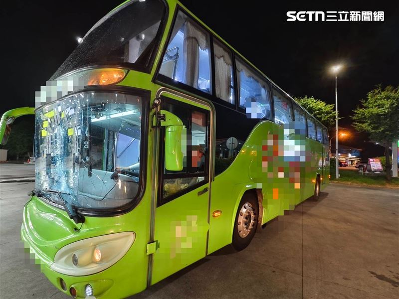 乘客指出整輛車整路搖搖晃晃,司機開車方式超詭異,油門踩得一頓一頓,被旁邊的大車狂按喇叭,還差點撞上右側護欄,果然沒多久就撞上前方貨車。(圖/翻攝畫面)