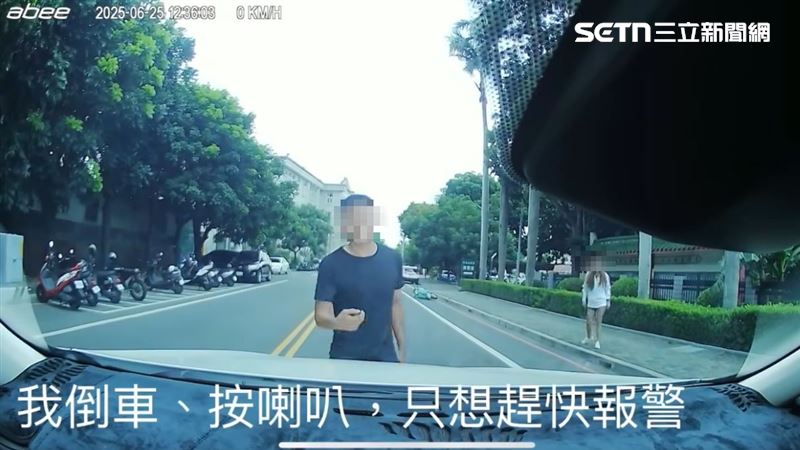 男子攔車後拍打車輛的引擎蓋,讓開車的這名媽媽嚇壞。(圖/翻攝畫面)