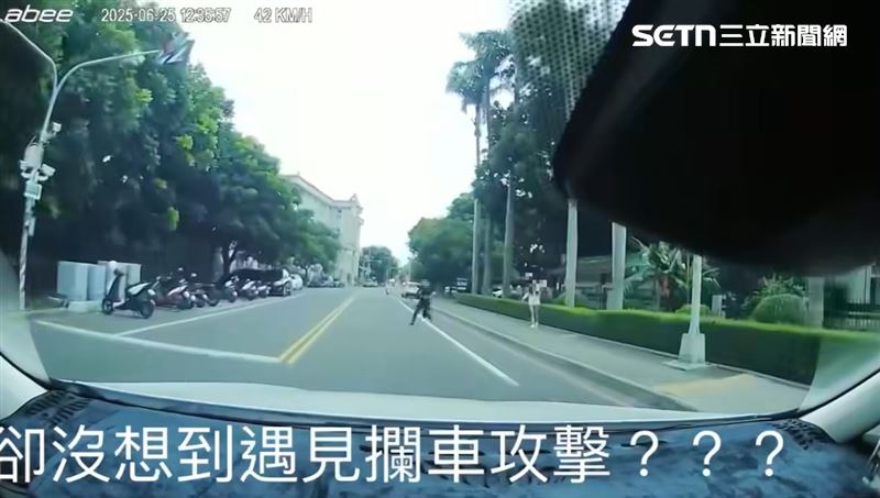 原本開車的媽媽只看到前方有摩托車倒地,沒想到男子竟衝到馬路上攔車。(圖/翻攝畫面)