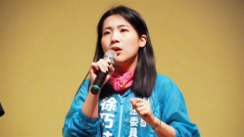 開車看徐巧芯站街頭　胡采蘋曝無人問津