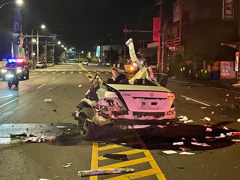 賓士斷成兩截，車頭在民宅中燒成廢鐵，車尾噴飛到車道上。（圖／翻攝畫面）