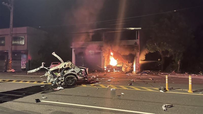 賓士半夜撞進民宅斷2截　車頭燒到剩車架