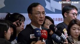 ▲朱立倫出席「銀光好居」標章授證暨創新服務獎表揚典禮。（圖／翻攝畫面）