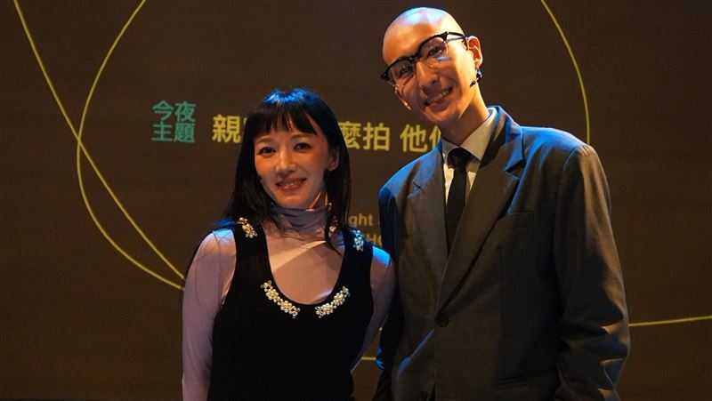 當街伸衣內調情　金鐘女星激戰小8歲新歡