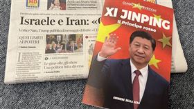 義大利媒體出版習近平專刊義大利大報「晚郵報」25日在各大零售點隨報附贈一本「習近平專刊」，詳細介紹中國國家主席習近平的家庭背景與崛起過程，描述習近平如何從文革倖存者，變成更專制的共產信仰者。中央社記者黃雅詩羅馬攝  114年6月26日