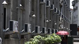 夏月電價上路（2）夏月電價1日開始實施，根據台電試算，一般家庭夏季平均月電費新台幣1079元，較非夏季平均月電費增加478元，但增加的電費當中，僅3成是受夏月電價影響，其餘7成是天熱冷氣用電增加所致。圖為台北市大安區宿舍外牆冷氣室外機。中央社記者翁睿坤攝  114年6月1日