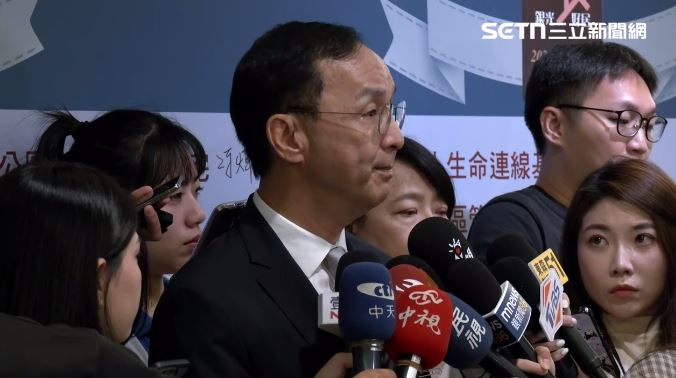 朱立倫出席「銀光好居」標章授證暨創新服務獎表揚典禮，回應組發會被約談。（圖／翻攝畫面）