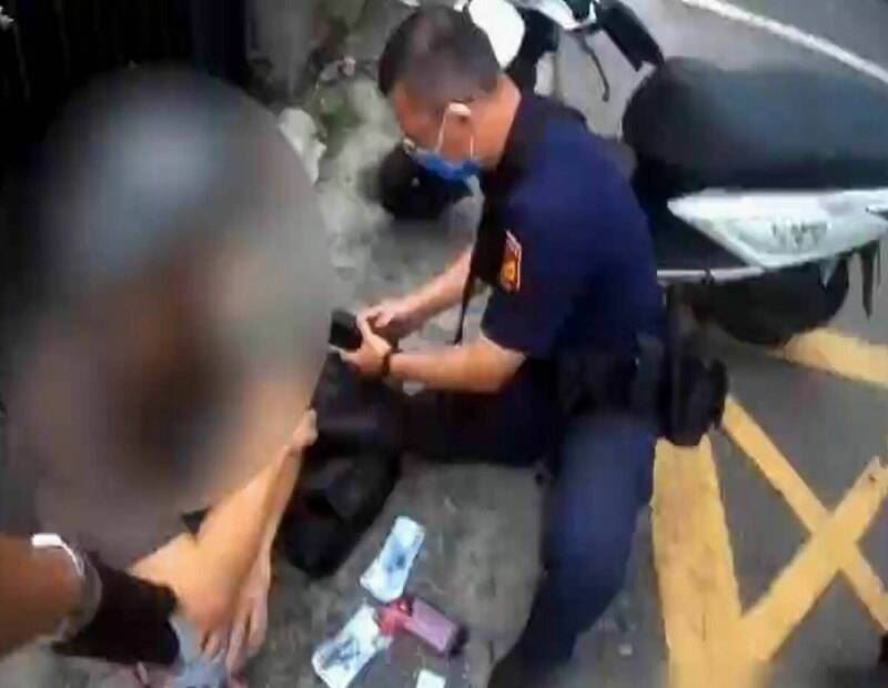 警方當場逮獲外籍車手。（圖／翻攝畫面）