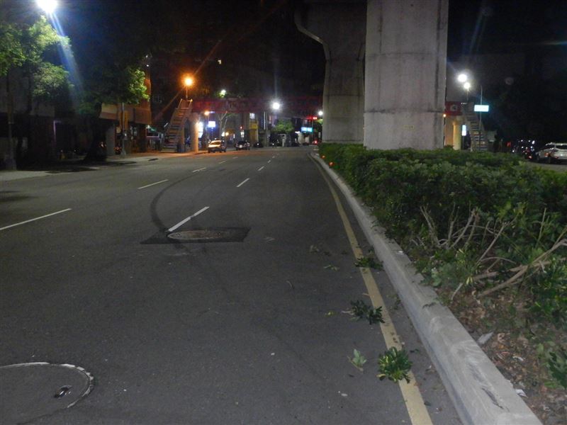 男子重踩煞車緊急閃避竄出的貓咪,道路上留下數道輪胎煞車痕跡。(圖/翻攝畫面)