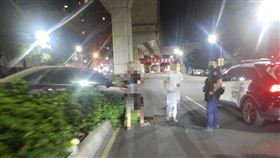 為了閃貓咪！台中男開車失控暴衝上安全島