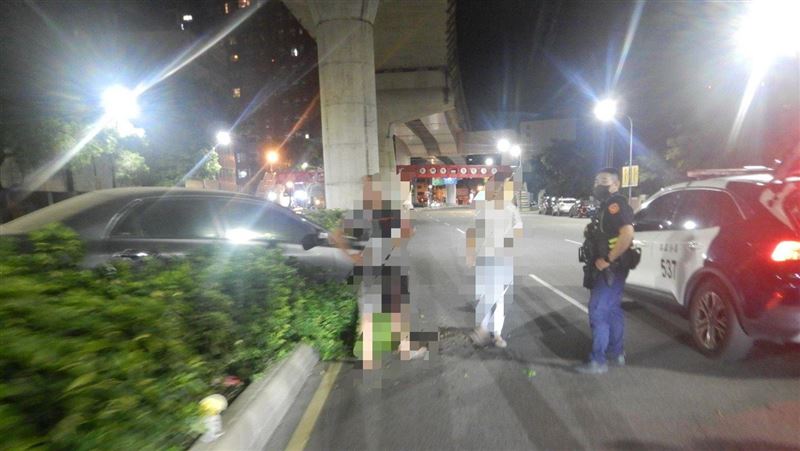 為了閃貓咪!台中男開車失控暴衝上安全島