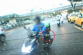 薪資袋掉了還說不是我的！糊塗男險慘賠（圖／翻攝畫面）