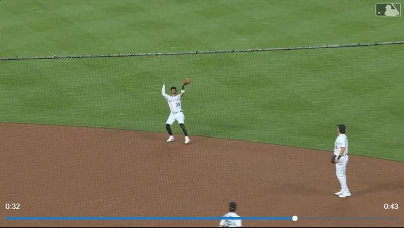 洛磯二壘手因雨勢過大漏接內野高飛球。（圖／翻攝自MLB官網）
