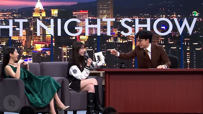 賀瓏(右)點名Albee(左)接棒嘗試,讓她相當害羞。(圖/翻攝自STR Network YouTube)