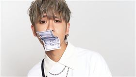 鼓鼓首次進軍時尚圈，與品牌推出聯名商品（圖／相信音樂提供）