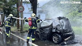 ▲新北市石碇區靜安路一段驚傳火燒車事件。（圖／翻攝畫面）