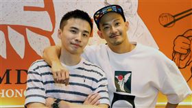 阿緯、威廉點點心鹹酥雞專訪。（記者邱榮吉/攝影）