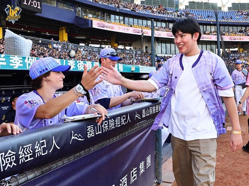 開球活動後球員及教練們也紛紛擊掌給予鼓勵與支持