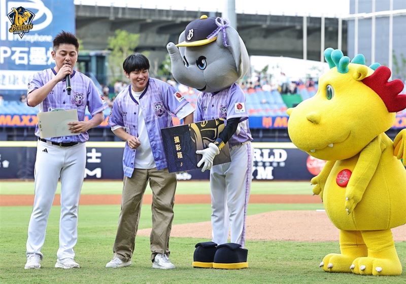 乙禾生醫總經理謝宗錞也祭出大禮 現場抽出一年份魚油送給球迷