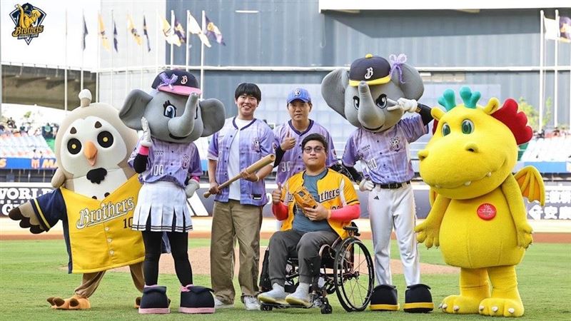 乙禾攜中信兄弟　 生命鬥士開球感動球迷