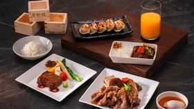 長榮航空與米其林一星「老乾杯」合作之機上餐備受旅客好評，現有「究極日本A5和牛」、「日本A5和牛壽喜燒」、「Bellota伊比利豬煎餃」、「特製日本和牛咖哩飯」提供給桃園飛往美、加及歐洲的特定航線的皇璽桂冠艙及豪華經濟艙旅客。（圖／長榮航空提供） 