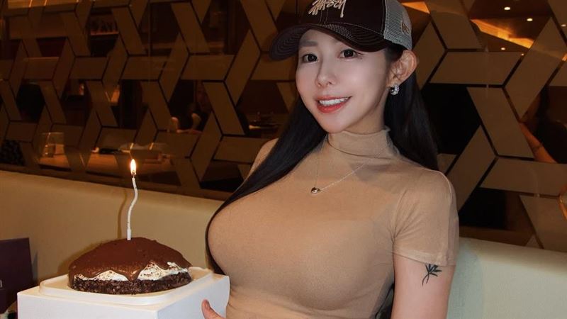 梓梓生日超辣福利　透視美胸激露腿根看光