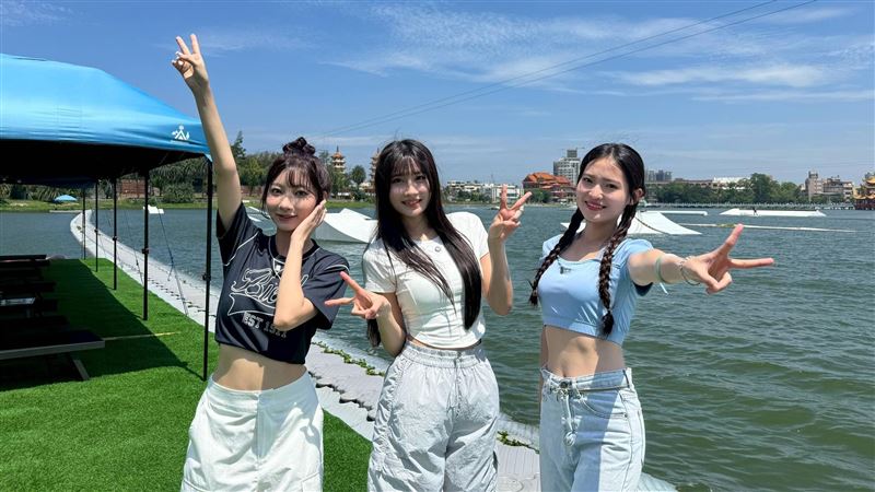濕身大解放　啦啦隊女神一粒極樂高雄行