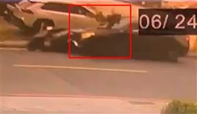 那男開車撞擊林男瞬間。（圖／翻攝畫面）