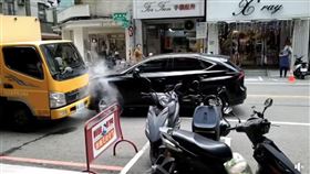 桃園,老翁,工程車,燒胎（圖／翻攝自《職業聯結車職業大貨車職業大客車拉拉隊運輸業照片影片資訊分享團》）