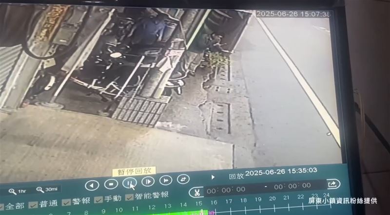 第一次看到冰雹的民眾相當興奮，撿起來拿手機拍攝。（圖／屏東小鎮資訊提供）