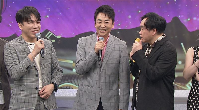 許志豪(左)跟康康訪問羅文聰。(圖/中視提供)