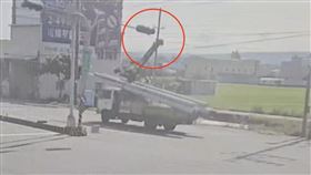 大貨車「勾斷路口電線」紅綠燈全故障