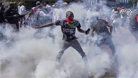 ▲警方使用催淚瓦斯驅趕人民。（圖／美聯社／達志影像）