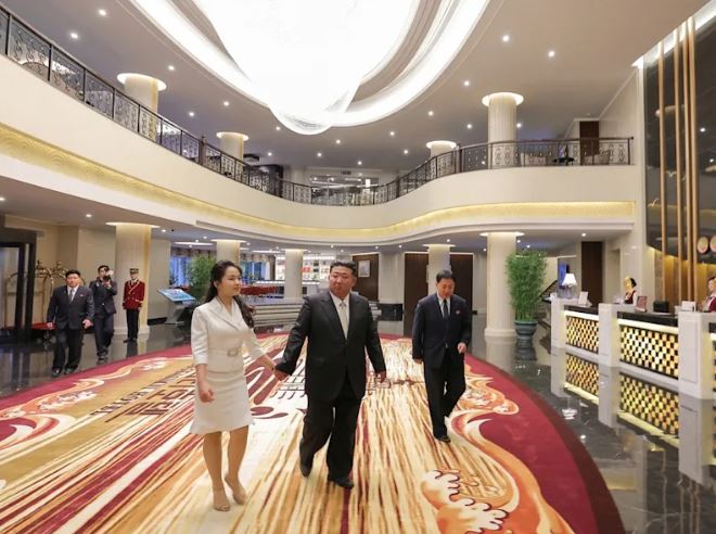 金正恩對渡假村完工相當自豪。(圖/翻攝朝中社)