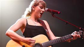 ▲泰勒絲無預警現身男友主持的活動表演。（圖／翻攝自IG @nfl）