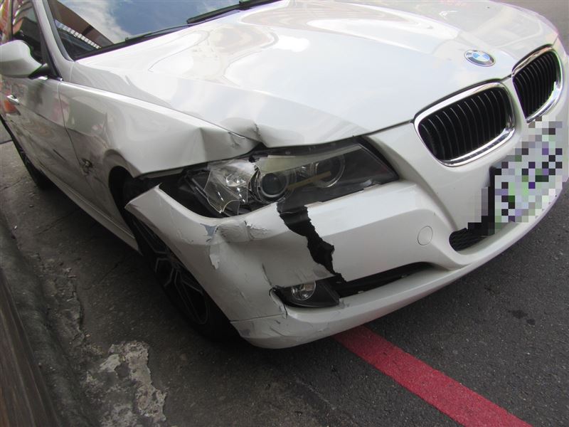 BMW撞上黑車後猛踩油門逃逸離開。(圖/翻攝畫面)