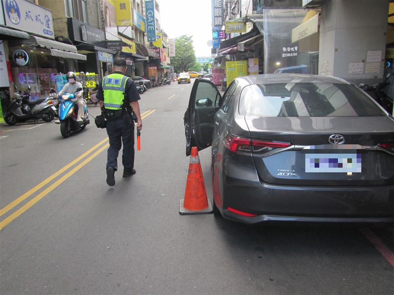 黑車遭BMW轎車撞上,造成車門嚴重凹陷變形。(圖/翻攝畫面)