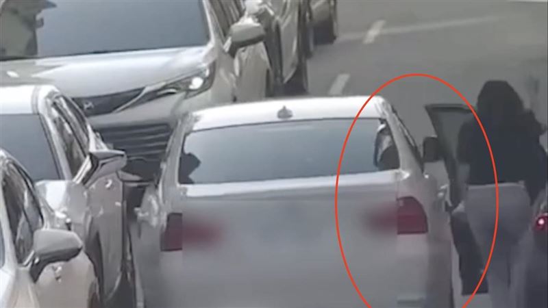 轎車門被撞爛硬開上路！BMW男酒駕秒落跑