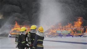 ▲緬甸仰光郊區舉辦國際禁毒日銷毀儀式上，消防員向燃燒中的非法毒品噴水。（圖／美聯社／達志影像）