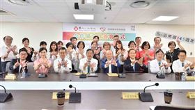 因應超高齡化社會來臨，雙方由馬偕紀念醫院總院長張文瀚（右）與祥寶尊榮長照集團（祥寶健康國際股份有限公司）董事長林哲弘（左）代表簽署合作MOU。圖／馬偕醫院提供