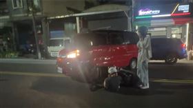 松山區晚間發生離譜車禍，休旅車疑似違規迴轉而釀禍。（圖／翻攝畫面）