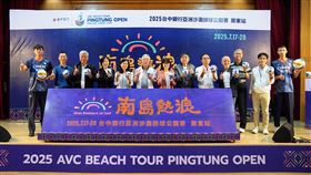 亞洲沙灘排球公開賽屏東站，將於7月17至20日於南台灣屏東東港大鵬灣青洲濱海遊憩區開賽，於26日舉行啟動儀式，與會嘉賓與台灣選手合影。（圖／主辦單位提供）