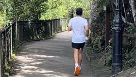 ▲梁朝偉多次在香港太平山被目擊跑步運動。（圖／翻攝自小紅書） 