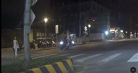 黃姓騎士闖紅燈撞飛女行人。（圖／翻攝畫面）